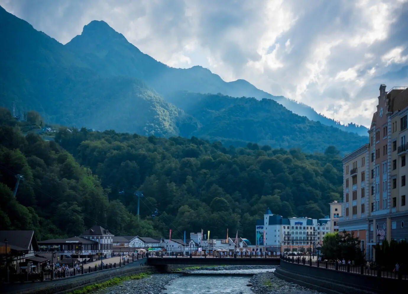 Wunderschöne Aufnahme einer Stadtbrücke mit Wald und Hügeln.