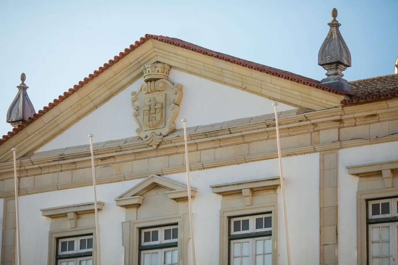 Blick auf die Architektur in einer Altstadtstraße in Faro, Algarve, Portugal.